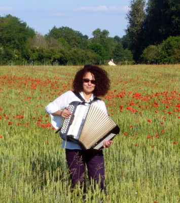 Chanter et faire chanter nos anciens, Izy 3